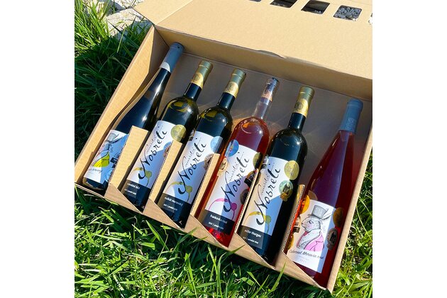 Kolekce vítězů ročníku 2021 v otevřené krabici